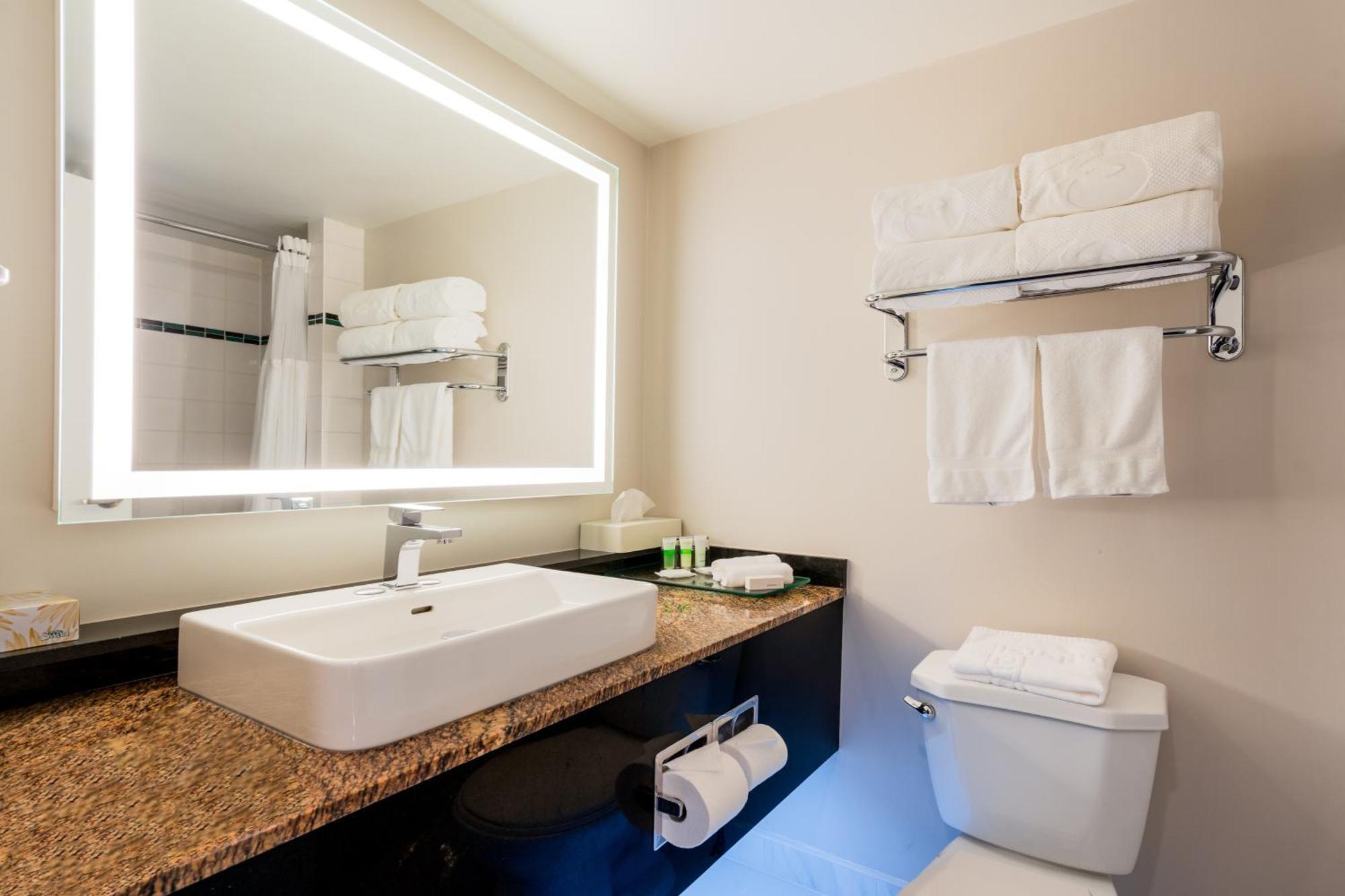 Executive Suites Hotel & Conference Center, Metro Vancouver Burnaby Exterior photo