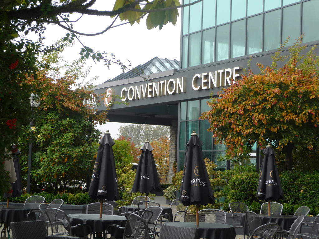 Executive Suites Hotel & Conference Center, Metro Vancouver Burnaby Exterior photo